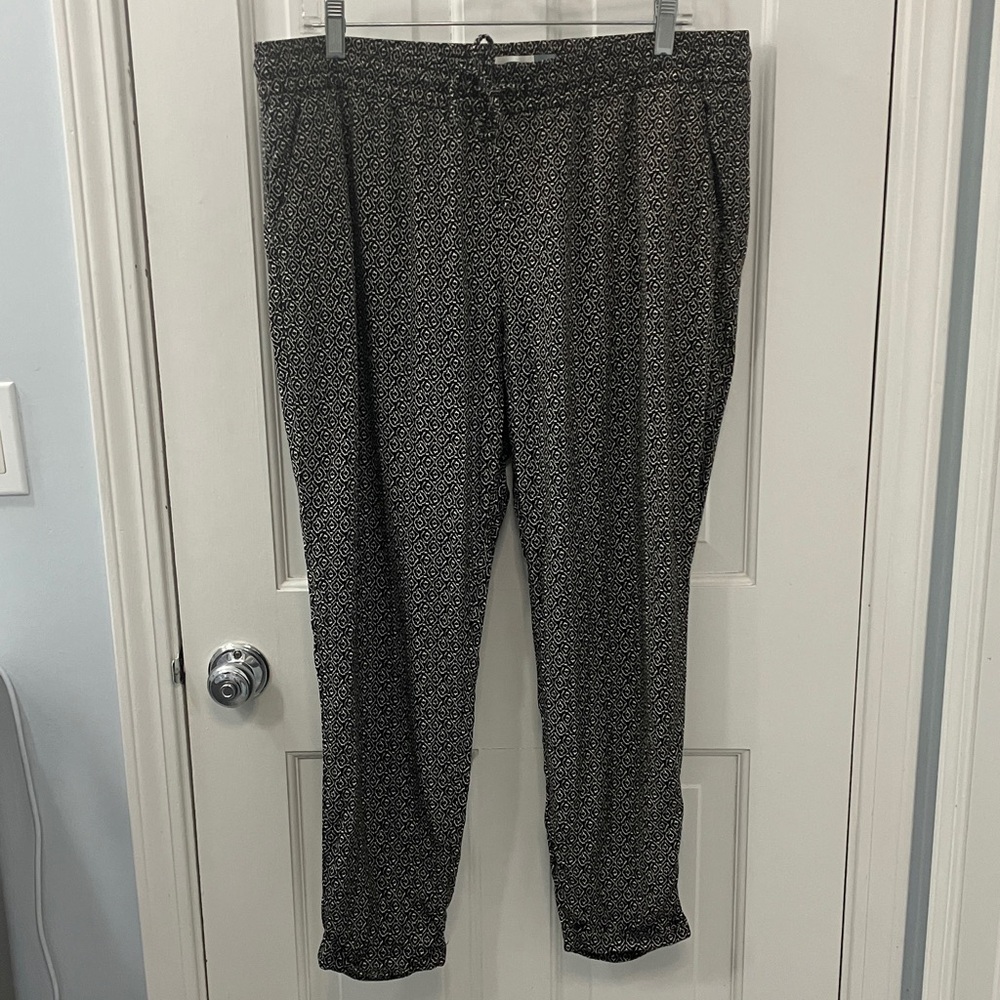 Old Navy Black and White Patterned Jogger Pants size Large elastic waist tie